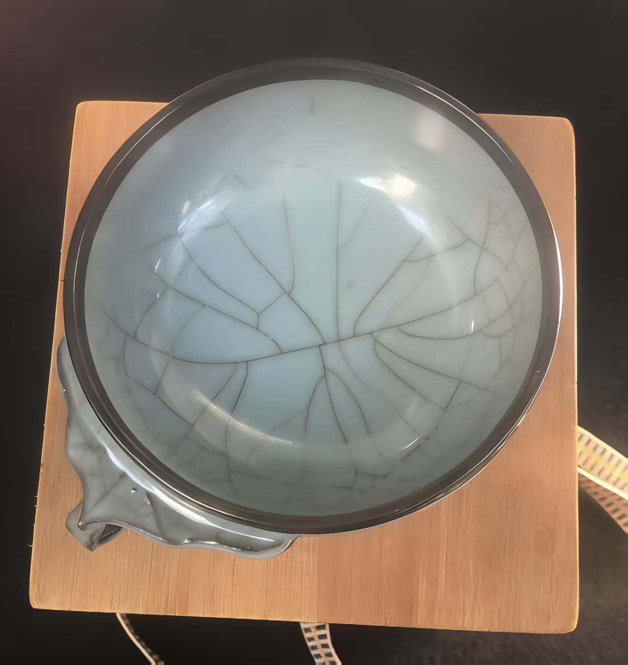 宋官窑青釉银口把杯