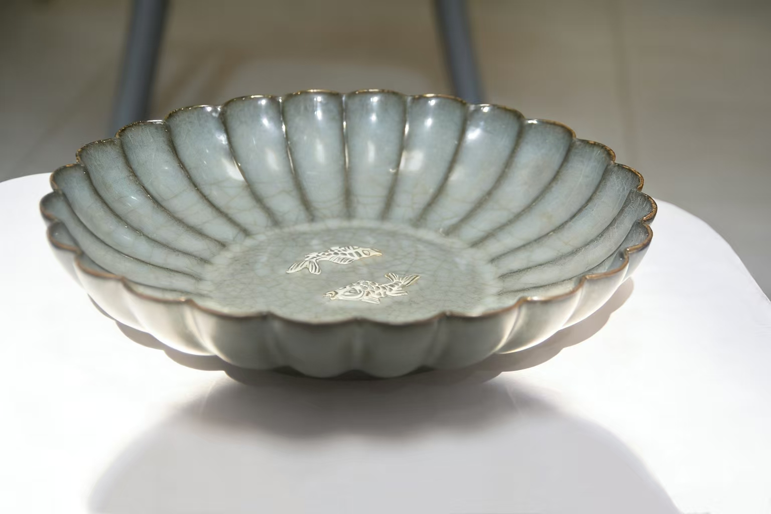 宋官窑双鱼菊辨盘